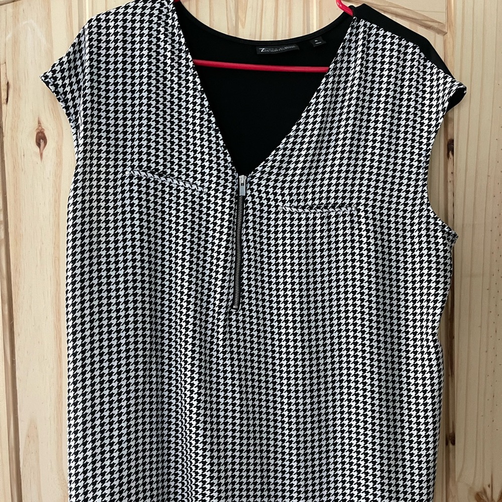 New York and Company gently used sleeveless houndstooth blouse. Size XL
